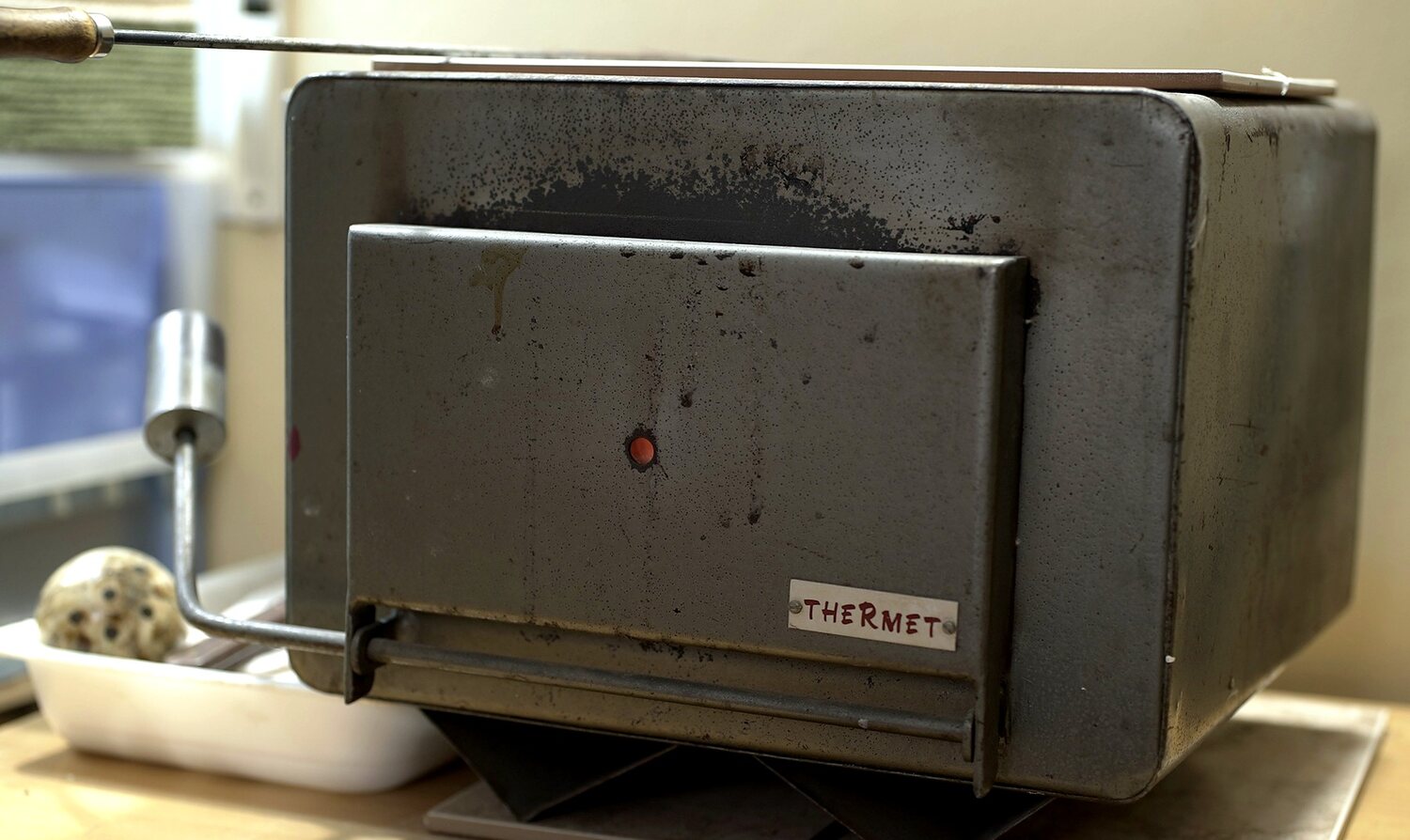 Horno de esmalte cerrado en el taller